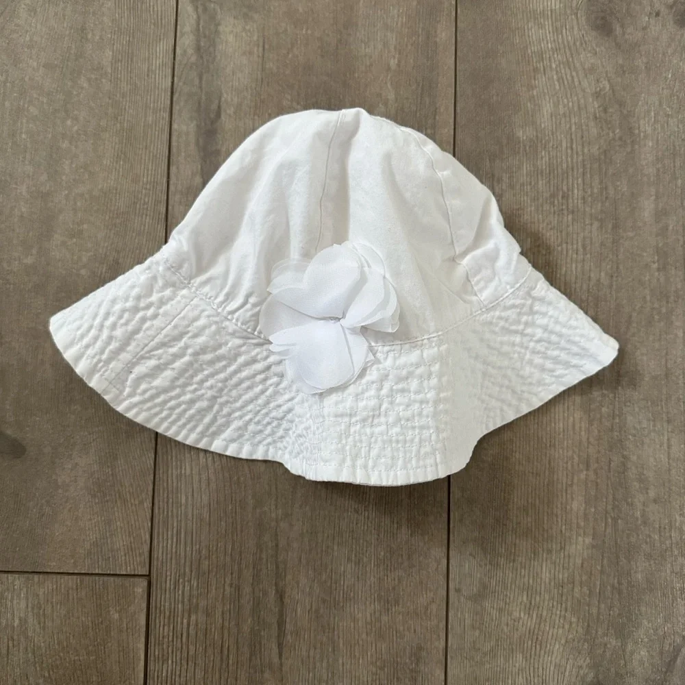 Carter’s 0-9 month baby girl white sun hat floral